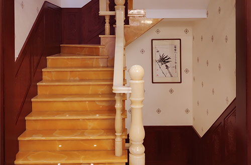 江南中式别墅室内汉白玉石楼梯的定制安装装饰效果